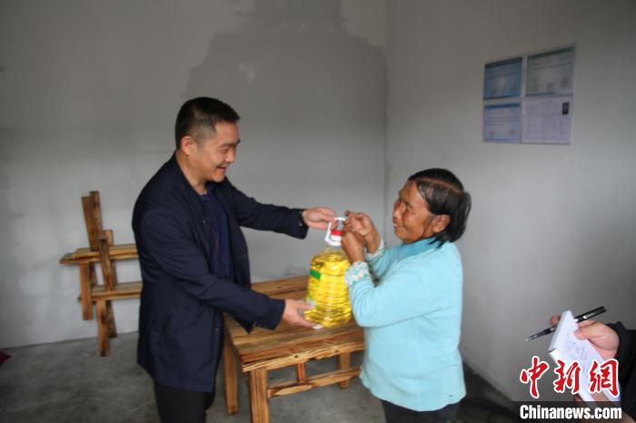 走访慰问贵州省晴隆县大厂镇高岭村坚苦群众。宁海民政供图