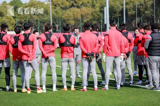 e9ac0da531133f68fa20587c927caecc.jpg 上海海港足球队 新主帅正式到位