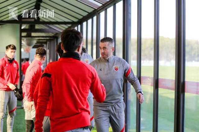 978633ac1650cb69e7d6f4e3371193b7.jpg 上海海港足球队 新主帅正式到位