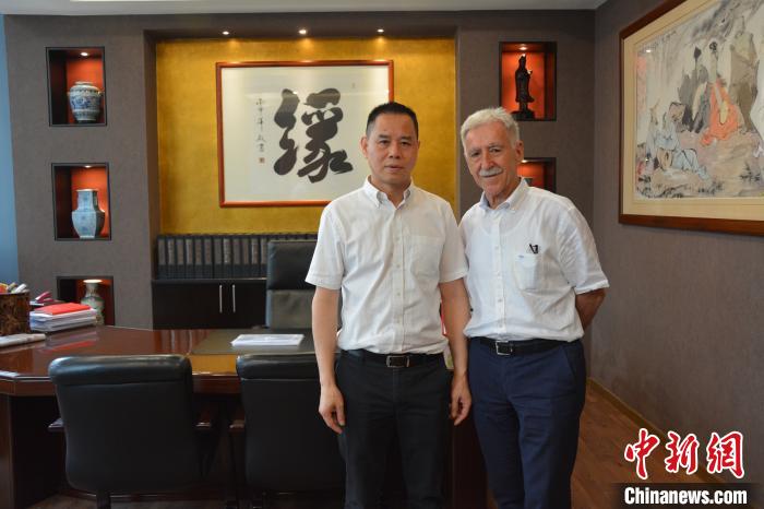 德国卡尔蔡斯耶拿足球俱乐部主席与冯庆华交换合影。受访者供图