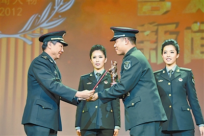 全军和武警步队“百名好班长新闻人物”颁奖仪式在北京中国剧院举办